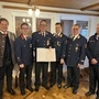Hauptlöschmeister Albert Taupe erhielt eine Urkunde für seine 50-jährige Tätigkeit im Dienste der Feuerwehr verliehen