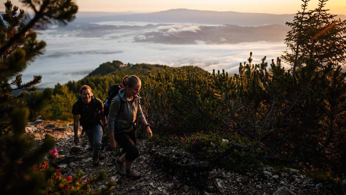 Auf der Petzen kann man in dem Sonnenaufgang entgegenwandern