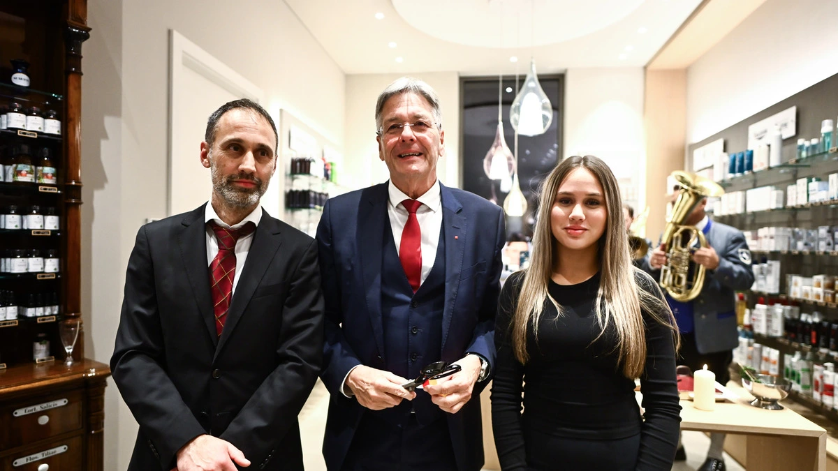 Apothekeninhaber Klaus Bauer (links) mit seiner Tochter Elisabeth und Landeshauptmann Peter Kaiser bei der Eröffnung