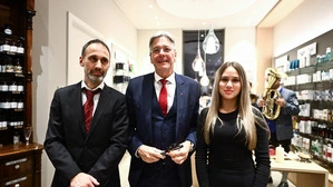 Apothekeninhaber Klaus Bauer (links) mit seiner Tochter Elisabeth und Landeshauptmann Peter Kaiser bei der Eröffnung