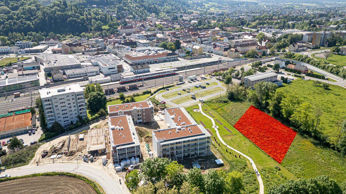 Hinter dem Bahnhof ist südlich des neuen Wohnprojektes „Am Kirchbichl“ der Kindergarten geplant (rote Markierung)