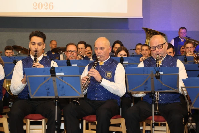 Das Neujahrskonzert wurde mit der Wiener Opernball Fanfare eröffnet.