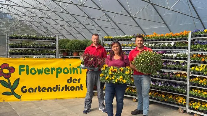 Manuel Martincevic und Brigitte Rumpf mit Frnaz Valentin Kölbl (von links) am neuen Standort in Wolfsberg