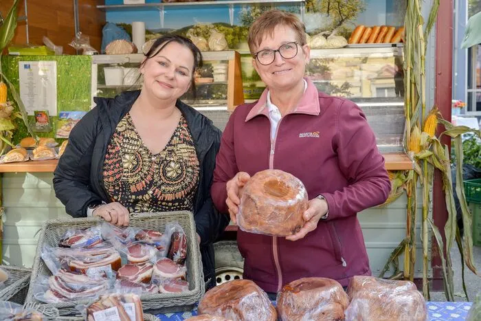 Obfrau Margit Heritzer konnte zahlreiche ehemalige Vermarkter und Vertreter aus der Politik willkommen heißen. Sie erhielt vom Landesverband der bäuerlichen Direktvermarkter und der Landwirtschaftskammer Kärnten eine Urkunde „Dank und Anerkennung“ für 40 Jahre Bauernmarkt Wolfsberg.