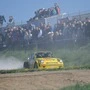 Ein gelbes Auto wirbelt Staub auf, im Hintergrund steht eine Masse an Zuschauern | Neben der Rallye finden auch viele weitere Veranstaltungen im Lavanttal statt