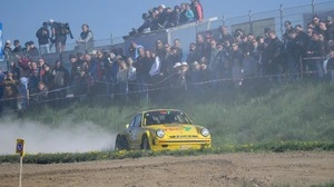 Ein gelbes Auto wirbelt Staub auf, im Hintergrund steht eine Masse an Zuschauern | Neben der Rallye finden auch viele weitere Veranstaltungen im Lavanttal statt