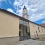 Diese Seitentür hat der lebhafte Sturm aus den Angeln gerissen 