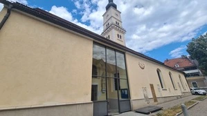 Diese Seitentür hat der lebhafte Sturm aus den Angeln gerissen 