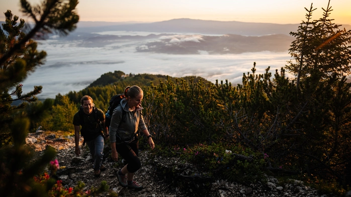 Auf der Petzen kann man in dem Sonnenaufgang entgegenwandern