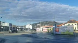 Blick auf Kreisverkehr und Baustelle | Aufgrund der Baustelle gehen Fußgänger über den Kreisverkehr zum Bahnhof