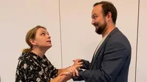 Eine Frau und ein Mann spielen Theater | Sabine Baumgartner feiert nach 30 Jahren Bühnenabstinenz ihr Debüt auf der Markusbühne mit Maximilian Peter 