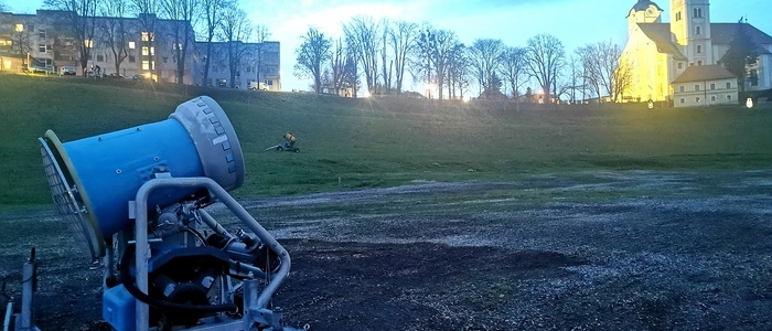 Schneekanone am Loretohügel vor der Kirche von St. Andrä | Die Schneekanonen sind schon in Stellung gebracht