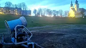 Schneekanone am Loretohügel vor der Kirche von St. Andrä | Die Schneekanonen sind schon in Stellung gebracht