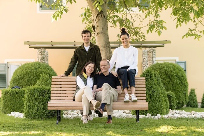 Gerda und Alfred Sternath auf der Bank, dahinter die Philipp und Anna