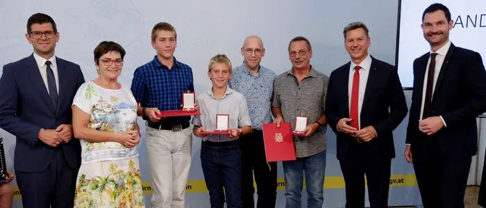 Die geehrte Familie mit dem Ehrenkreuz
