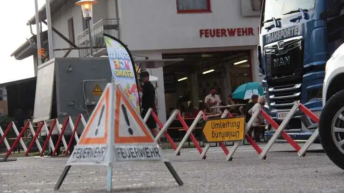 Ein Warn- und Umleitungsschild stehen vor der Feuerwehr am Boden