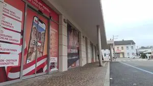 Man sieht ein Geschäft und den Bahnhof im Hintergrund | Die ehemaligen NKD-Räumlichkeiten werden gerade für den neuen Mieter umgebaut