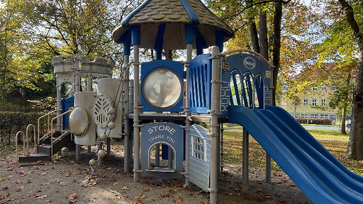 Der große Spielturm im Stadtpark Wolfsberg wird abgebaut