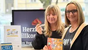 Sarah Fugger und Silke Tatschl | Sarah Fugger und Silke Tatschl (von links) vom Sekretariat der Kleinen Zeitung in Wolfsberg sind unsereAnsprechpartner für die Kärnten Card in der Region