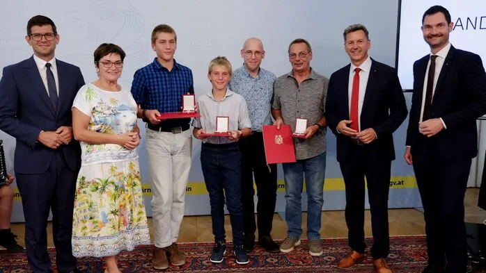 Die geehrte Familie mit dem Ehrenkreuz