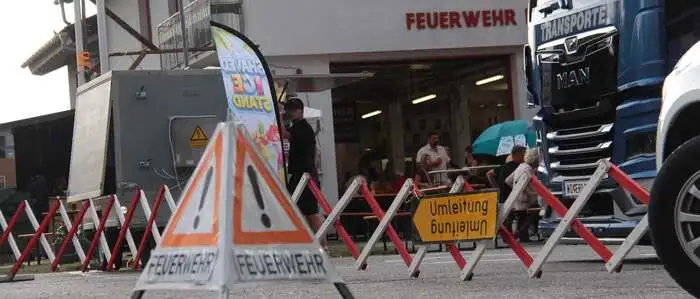 Ein Warn- und Umleitungsschild stehen vor der Feuerwehr am Boden
