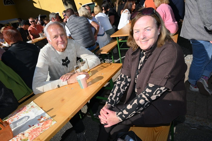 Das Festprogramm mit Erntedankt startete am Dorfplatz mit den Festgottdesdienst, umrahmt vom MePZ Gorotan Smihel, Schulchor Europaschule und dem Kindergarten, gefolgt vom Platzkonzert des Godba Na Pihala Smihel. Darauf erfolgte die offizielle Eröffnung mit dem Kulturprogramm, wo auf der Bühne der MGV Gurk unter Leitung von Johannes Tuppinger und der Auftritt der Mirniger Schuhplattler aus Ebenthal stattgefunden hatte.
Ein Kinderprogramm mit Anja & Mona sowie Künstler Michael Pietrowski umrandete das Fest.