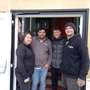 Vier Personen stehen vor einem Lokal