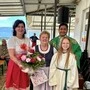 Bürgermeisterin Maria Knauder, Erika Hartl, Pfarrer Suresh Remalli und einer Ministrantin