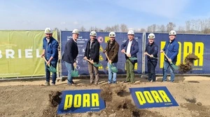 Sieben Männer mit einer Schaufel beim Spatenstich