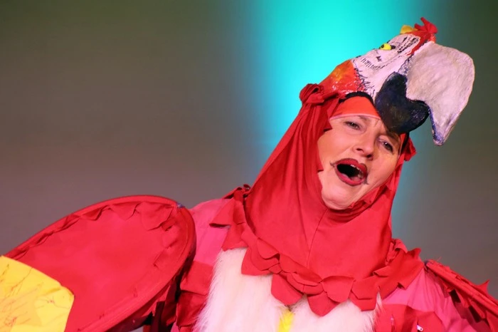Christine Orasche als Papagei in „Wer will mich nicht“ 