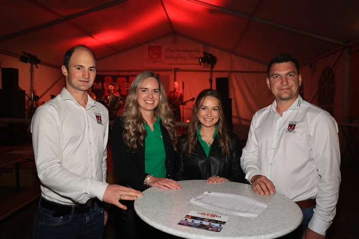 von links: Obmann Christoph Baumgartner, Sarah und Melanie Koitz und Kapellmeister Florian Poms