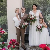 Marcel und Julia Oprießnig mit ihren Töchtern Lucia und Hannah