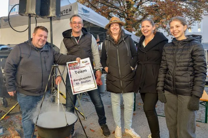 Beim Gulaschwettkochen, das von der Stadtkapelle Wolfsberg und dem Saualm-Duo musikalisch begleitet wurde, waren 33 Teams am Start.