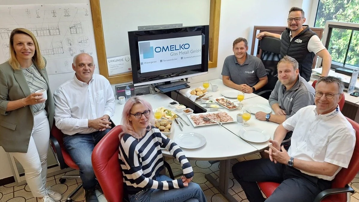 Manuela Schnitzler (links stehend) und Otto Partl (rechts stehend) gratulierten Gisela Grabner und brachten ihr und ihrem Team ein Frühstück vorbei