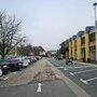 Auf der linken Seite ein voller Parkplatz mit Autos, wobei der für Mopeds auf der rechten Seite fast leer steht | Ein Luxus: Drei Mopeds auf 22 Parkplätzen. Autos dürfen hier nicht parken, am Max-Joham-Platz ist kein einziger Parkplatz frei