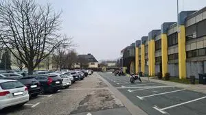 Auf der linken Seite ein voller Parkplatz mit Autos, wobei der für Mopeds auf der rechten Seite fast leer steht | Ein Luxus: Drei Mopeds auf 22 Parkplätzen. Autos dürfen hier nicht parken, am Max-Joham-Platz ist kein einziger Parkplatz frei
