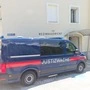 Ein Bus parkt vor dem Bezirksgericht