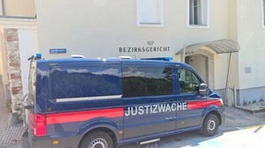 Ein Bus parkt vor dem Bezirksgericht