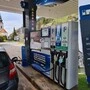 Eine Tankstelle und daneben sieht man die Spritpreise angezeigt
