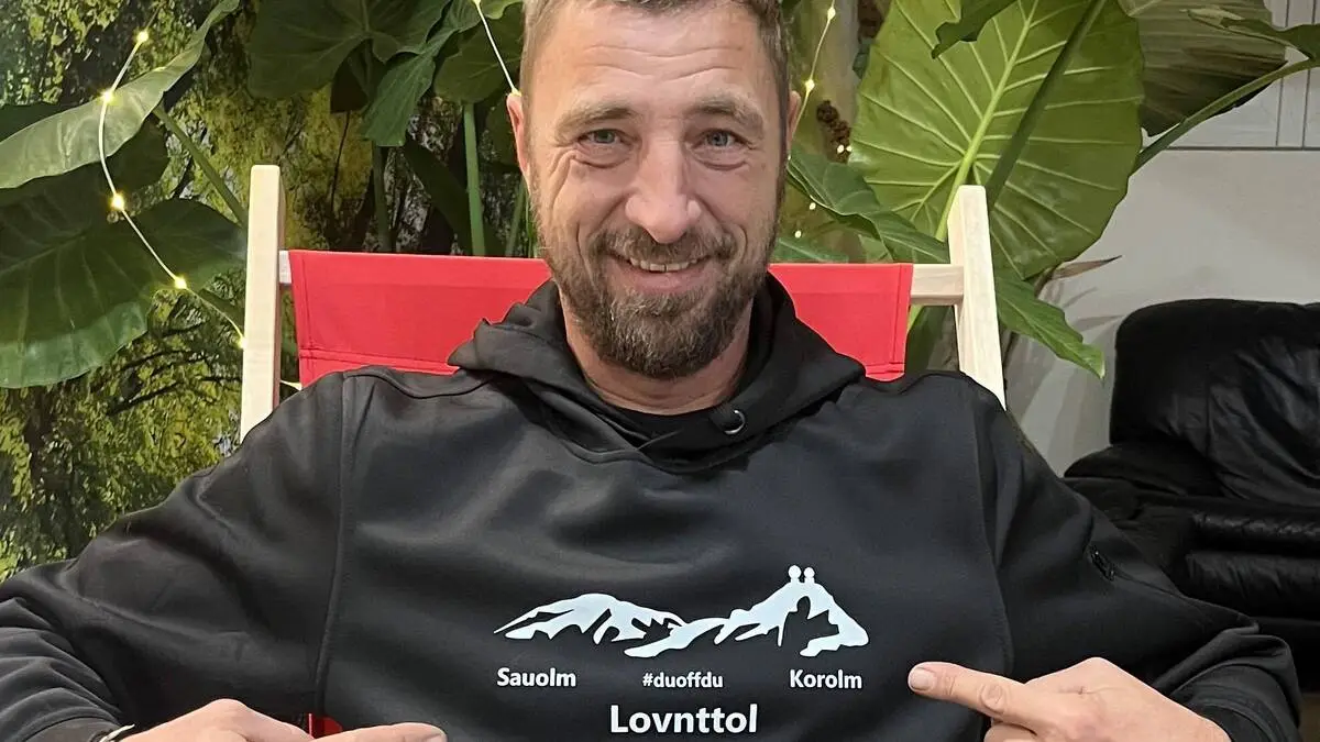Martin Haider präsentiert den schwarzen Hoodie