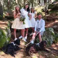 Nina und Michael Rauth mit Ninas Töchtern und den beiden Hunden Anika und Guess