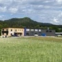 Die Gewerbehalle mit Bürogebäude von Daniel Jauernig im Gewerbepark Ruden von außen