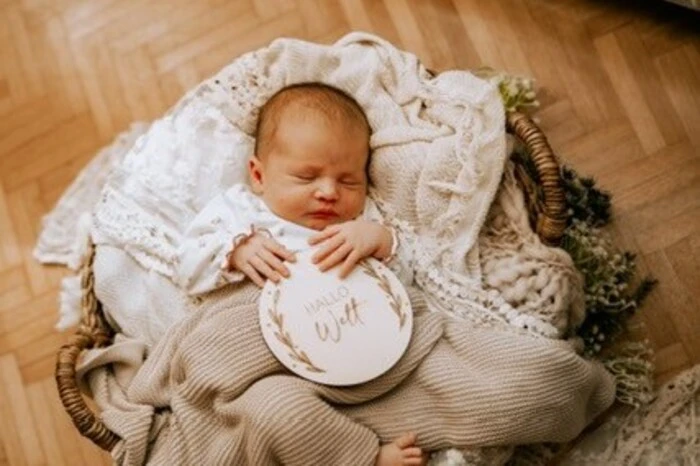 Hemma | Die kleine Hemma, geboren am 31. Juli 2026, wurde neben ihren Eltern Lisa und Matthias Offner-Rumpf vor allem von ihrer großen Schwester Rosa (2) voller Vorfreude erwartet. Ihren ersten Schrei tat sie um 17.40 Uhr. Mittlerweile hat sich die Familie gut zu Hause in Siegelsdorf eingelebt.