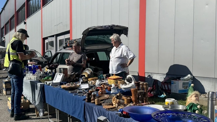 400 Aussteller boten am Samstag und Sonntag zwischen 6 und 15 Uhr ein breites Sortiment an Waren an, unter anderem Kleidung, Videospiele, Möbel, Antiquitäten und Haushaltswaren.
