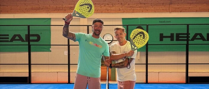Zwei Männer mit Padel Tennis-Schlägern in der Hand