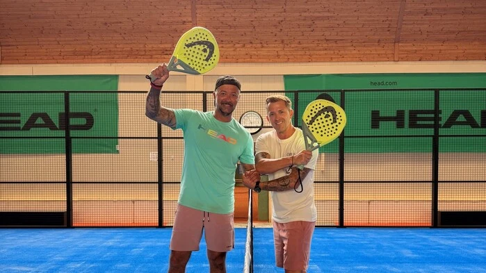 Zwei Männer mit Padel Tennis-Schlägern in der Hand