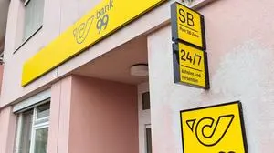 Man sieht ein Gebäude mit dem Post-Logo darauf | Die Post will jene Filialen schließen, die rote Zahlen schreiben