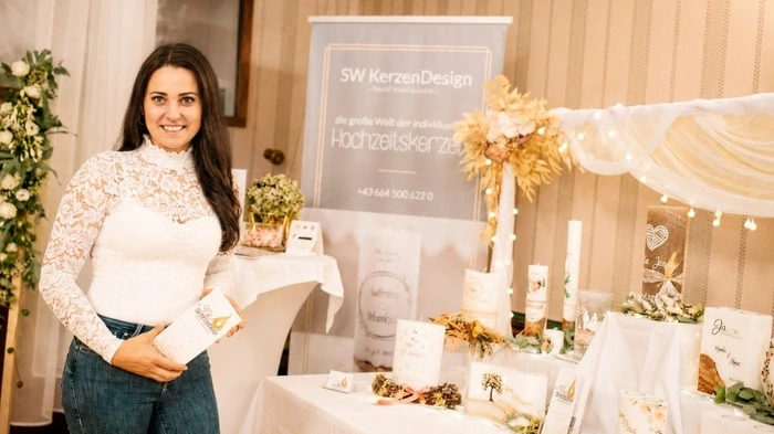 Silvia Mitterbacher mit einer Auswahl ihrer Kerzen bei einer Hochzeitsmesse