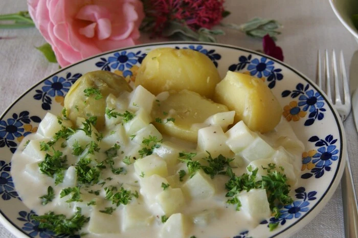 Kraut, Kohlrabi, Kohlsprossen, Karfiol, Brokkoli, Romanesco: Alle stammen vom Wildkohl ab, der schon in der Jungsteinzeit verzehrt wurde. Bereits die Kelten und Germanen bauten Kohl an. Im deutschsprachigen Raum ist Kohlrabi seit dem 19. Jahrhundert verbreitet. Interessanterweise finden sich trotzdem nur wenige Rezepte für Kohlrabi in den alten Kochbüchern! Und bereits seit dem 19. Jhdt. gibt es Vegetarier in Österreich, diese wurden anfangs Kohlrabi-Apostel genannt. Die Bezeichnung Kohlrabi wurde in etliche andere Sprachen übernommen, beispielsweise ins Englische, Russische und Japanische.


Rezept für Kohlrabisoße:
Zutaten. 2-3 frische, mittelgroße Kohlrabi, ¼ l Gemüsesuppe. Béchamelsoße: 1 EL Butter, 1 EL Mehl, Milch, Salz, Pfeffer, Muskatnuss, 2-3 EL Schlagobers, Petersilie. 
Zubereitung. Die Kohlrabi schälen und in ca. 2 cm große Würfel schneiden. Die zarten kleinen Blätter zur Seite legen. Die Würfel in kochender Gemüsesuppe bissfest garen. Für die Béchamelsoße die Butter in einem Topf zerlassen, das Mehl mit einer Schneerute einrühren, mit kalter Milch aufgießen und unter ständigem Rühren aufkochen lassen. Mit Salz, Pfeffer, Muskatnuss und Schlagobers abschmecken. Die Kohlrabiwürfel in die Soße geben und kurz erhitzen. Die Kohlrabiblätter fein schneiden und darübergeben, wenn man das nicht so gerne mag, mit gehackter Petersilie bestreuen. Passt zu gekochtem Rindfleisch mit Salzerdäpfeln, auch Frankfurter passen gut dazu. Die Sauce ist auch ohne Fleisch mit Erdäpfeln ein sehr gutes, leichtes Sommeressen.

