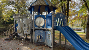 Der große Spielturm im Stadtpark Wolfsberg wird abgebaut